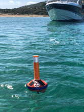 Lade das Bild in den Galerie-Viewer, Ankerboje GRIPPY im Wasser vor Motorboot