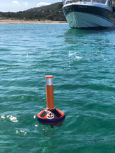 Lade das Bild in den Galerie-Viewer, Ankerboje Grippy im Meer  vor Motorboot
